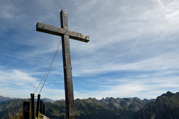 gipfelkreuz auf dem walmendingerhorn  im kleinwalsertal