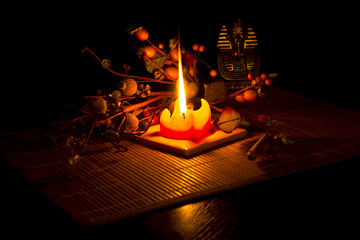Statue of Tutankhamun and brier lit by a candle - obrazy, fototapety, plakaty