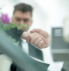 Naklejka premium business background.blurred image of business partners shaking hands