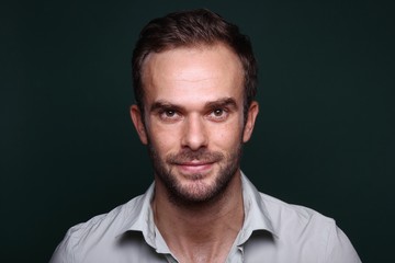 Obraz premium Young man in front of a colored background