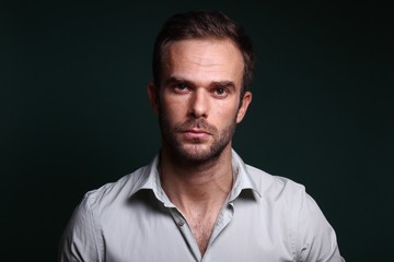 Obraz premium Young man in front of a colored background