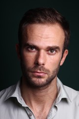 Obraz premium Young man in front of a colored background