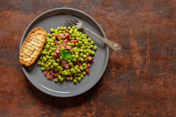 Pea dish with ham and toast