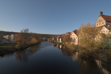 Obraz premium Besigheim, Baden-Württemberg, Deutschland: Blick über die Enz auf die Altstadt.