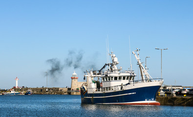 Naklejka premium Fishing boats at the dock. Harbor in Ireland.