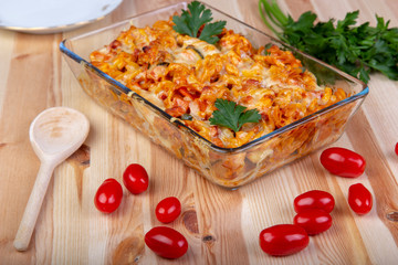 Makaron fusilli zapiekany z warzywami