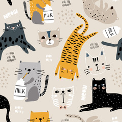 Modèle sans couture avec différents chats drôles et bouteille de lait. Texture enfantine créative. Idéal pour le tissu, textile Vector Illustration
