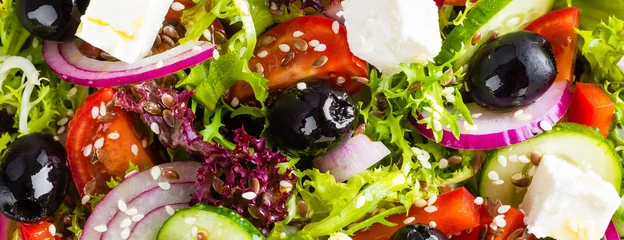 Foto op Plexiglas Griekse salade met verse groenten en fetakaas © Sea Wave