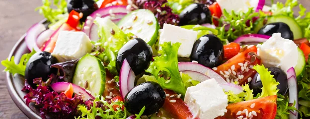 Schilderijen op glas Greek salad with fresh vegetables and feta cheese © Sea Wave