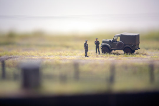 Two soldiers talking miniatures