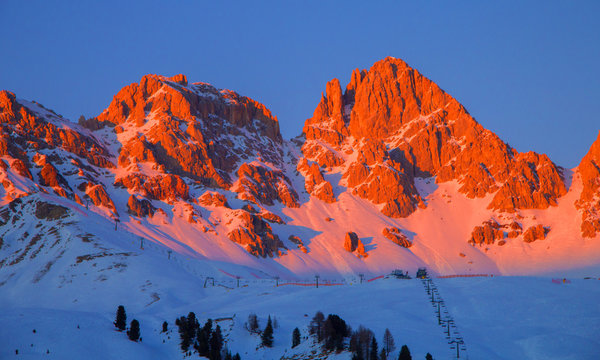 vette innevate al tramonto