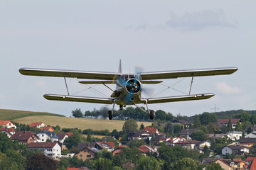 Historischer Doppeldecker im Landeanflug