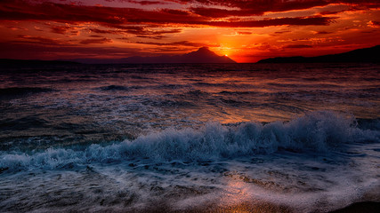 Fototapeta na wymiar golden cloudy sea sunset