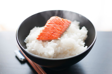 鮭塩焼き、炊きたてごはん