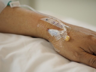 Hand Patients sleep to saline at the hospital ward
