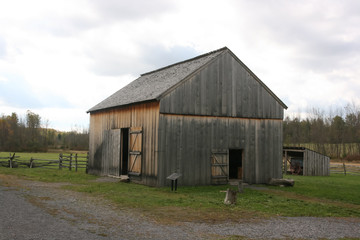 Obraz premium Historic wood log barn