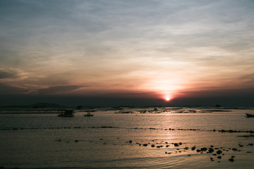 Obraz premium Beautiful Sunset Sunrise Sky over tropical sea landscape with copy space.