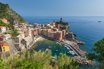 Obraz premium The stunning Cinque Terre town and harbour of Vernazza, as seen from the famous hiking trail