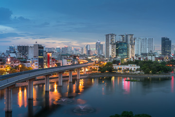 Naklejka premium Widok na panoramę Hanoi nad jeziorem Hoang Cau. Pejzaż Hanoi w okresie zachodu słońca