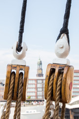 hamburger michel behind a pulley block 