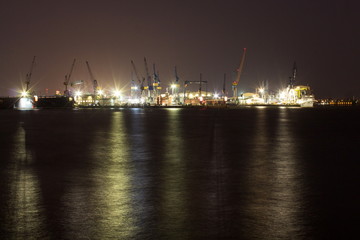 Fototapeta na wymiar bulb exposure at the harbor in the night