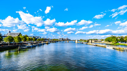 La Meuse (Meuse) qui traverse la ville historique de Maastricht aux Pays-Bas. Vue depuis le Sint Servaasbrug (Pont Saint-Servais)