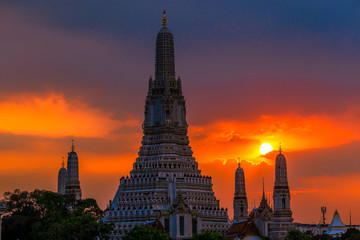 Obraz premium Wat Arun Ratchawararam Ratchawaramahawihan- Bangkok: Location at Chao Phraya River cruise tourists, dining on the boat and watch the evening light on the river, in Phranakhon, Thailand