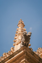 Gargolas goticas con dos cabezas de la catedral de Segovia, España