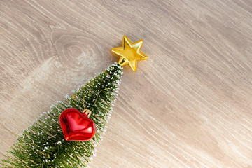 Christmas tree and heart on wood grain　木目の上のクリスマスツリーとハート