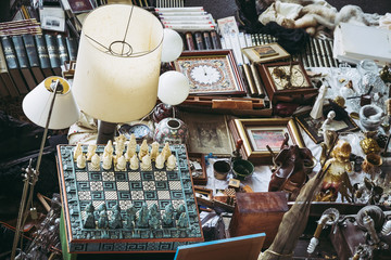 Objets chez un antiquaire, jeu d'échec ancien