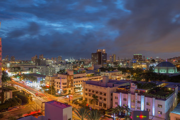 Fototapeta premium Miami, USA, Wieczór w Miami. Wieczorem życie na plaży w Miami przenosi się do restauracji i barów.