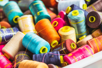 Bobines de fils colorés