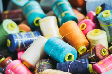 Bobines de fils colorés