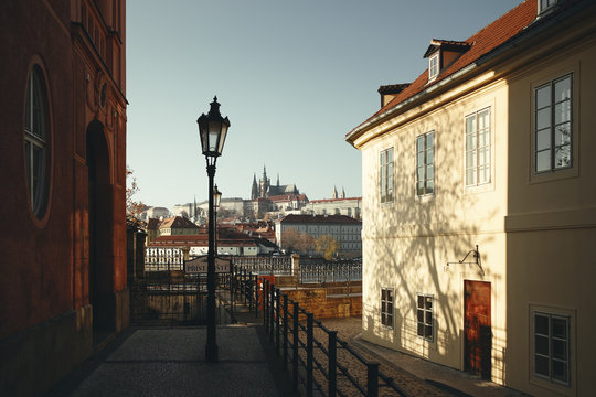 Blick von der Prager Altstadt über die Moldau zur Kleinseite mit Burg
