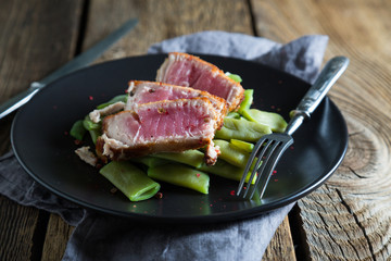 Fried tuna with young peas in pods