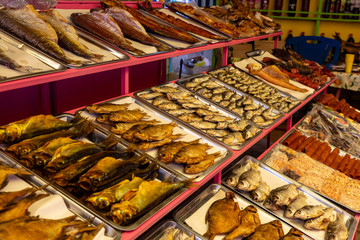 Fischstand in Tschoponata in Kirgistan