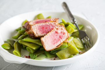 Fried tuna with young peas in pods