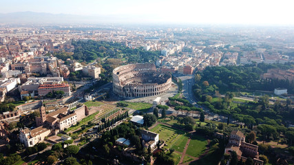 Naklejka premium Widok z lotu ptaka drona kultowej starożytnej areny Koloseum, znany również jako amfiteatr Flawiuszy w sercu Rzymu, Włochy