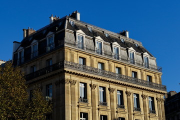 Fototapeta na wymiar Immeuble massif parisien en pierre