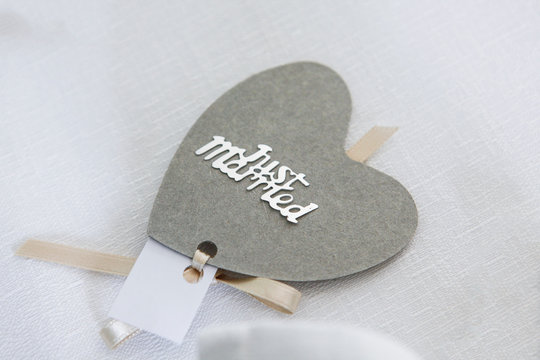 biglietto grigio a forma di cuore con scritto just married 