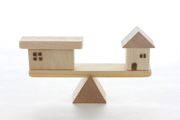 模型とシーソーを使った住宅事情の比較