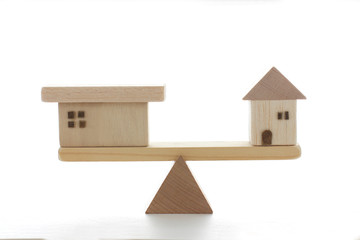 模型とシーソーを使った住宅事情の比較