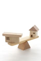 模型とシーソーを使った住宅事情の比較