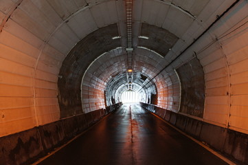 Fototapeta premium 岩部のトンネルの中