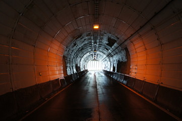 Fototapeta premium 古いトンネル内