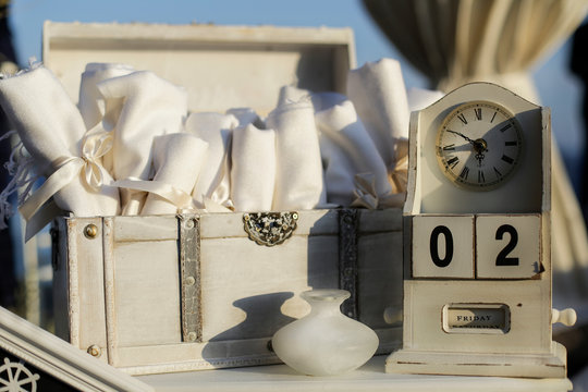 Porta bomboniere molto originale con datario in stile shabby chic con forziere sopra una scrivania
