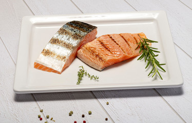 gegrillter Lachs mit Rosmarin auf weißem Teller
