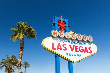 Photo sur Plexiglas Las Vegas concept de points de repère - bienvenue au fabuleux panneau de las vegas et aux palmiers sur le ciel bleu aux états-unis d& 39 amérique