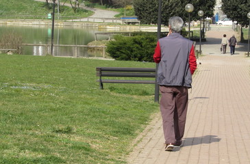 Anziano al parco