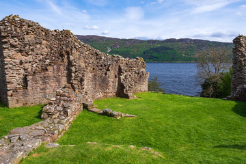 Ruinen der Burg Urquhart am Loch Ness in den schottischen Highlands